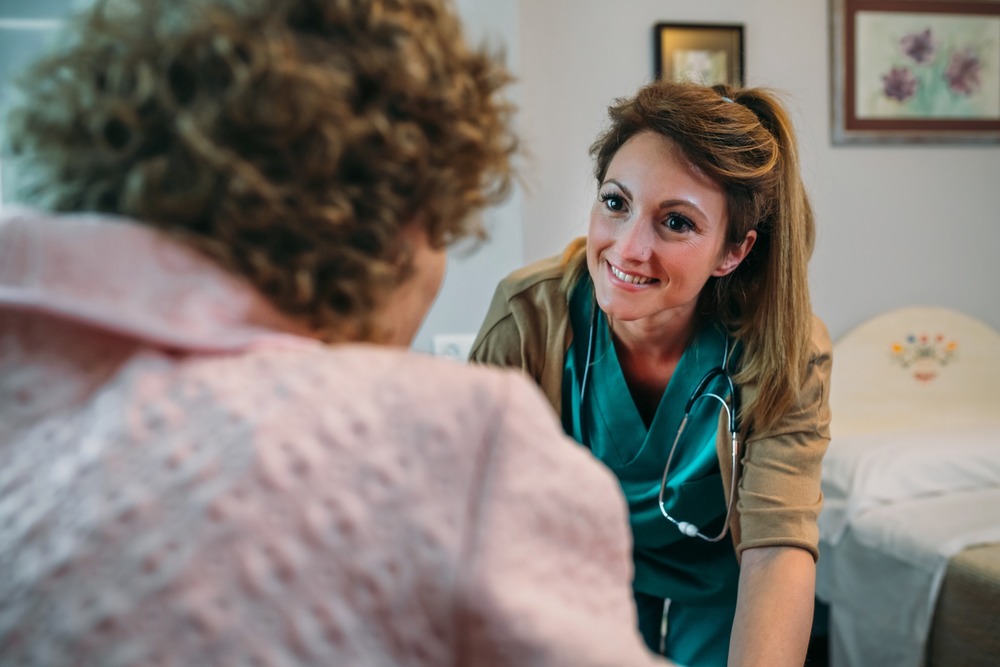 enfermera habla sonriente con paciente